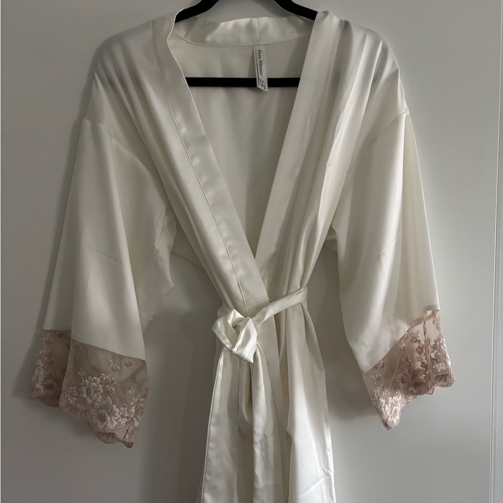 Flora Nikrooz Charmeuse Kimono Robe size medium